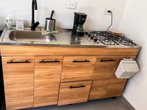 eine Küchentheke mit einer Spüle und einem Herd in der Unterkunft Cabaña de campo la MariaCa in Utica