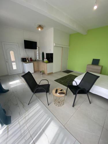 PamandziにあるLA KAZ by KAZ KAFEのリビングルーム(椅子2脚、ベッド1台付)