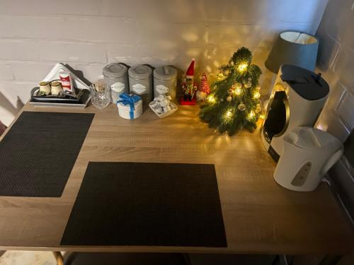 IngelmunsterToezens的一张桌子上摆放着圣诞树和礼物。