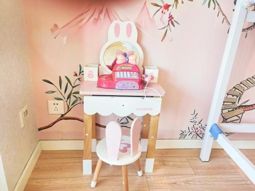 青岛青岛旺莎主题民宿的儿童房里的梳妆台和镜子
