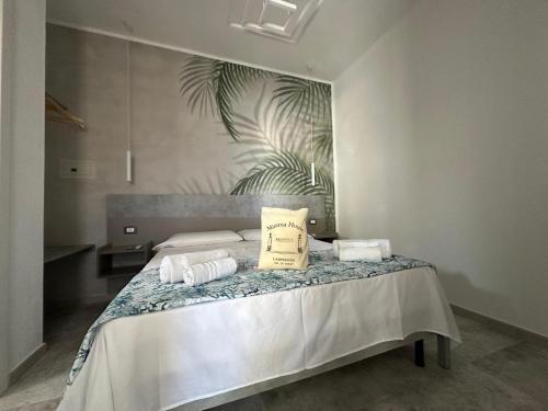 ein Schlafzimmer mit einem Bett, auf dem ein Buch liegt in der Unterkunft Mimma house in Lampedusa