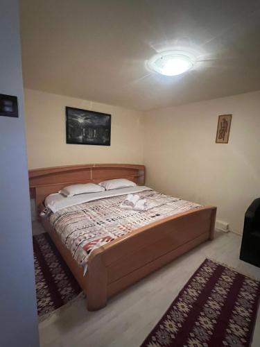 a bedroom with a large bed in a room at Casa AyA Colibita in Colibiţa