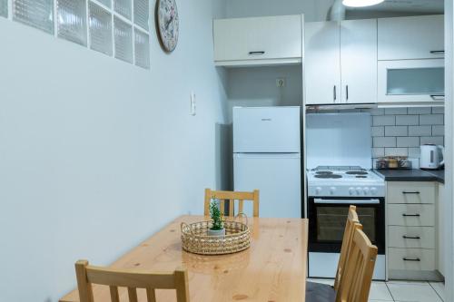 Stylish 2BR Near National Archaeological Museum