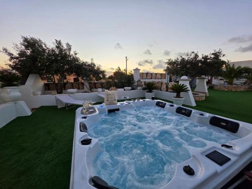 ein Whirlpool auf dem Dach eines Gebäudes in der Unterkunft Mimma house in Lampedusa