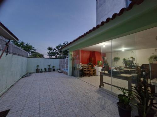 un cortile vuoto di una casa con patio di Pousada de Muryan a São Gabriel