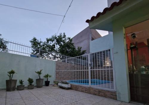 una casa con recinzione e piscina di Pousada de Muryan a São Gabriel