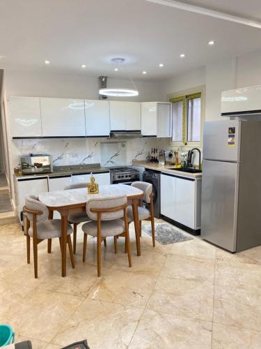 Φωτογραφία από το άλμπουμ του Luxury apartment with garden in Beverly Hills compound, Sheikh Zayed σε Sheikh Zayed