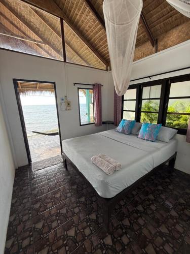 una camera da letto con un letto grande con vista sull'oceano di Blue Sky Resort a Ko Chang
