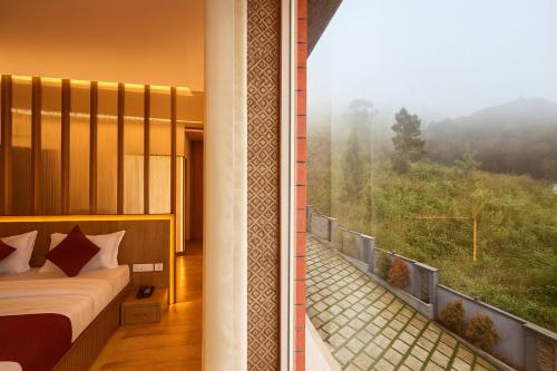 Habitación con cama y ventana con vistas. en The Miste Munnar By D2V, en Munnar