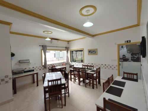 ベレンにあるHotel Val-de-Cans Aeroportoのレストラン内のテーブルと椅子のあるダイニングルーム