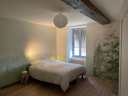 A bed or beds in a room at Cense des Possibles - chambre Forêt 2 personnes