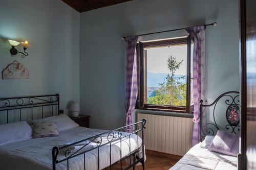 蒙特法尔科吉罗拉莫教主酒店的一间卧室，里面有一张床和一扇窗户。