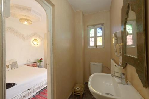 bagno con lavandino bianco e vasca di Riad Makech a Marrakech