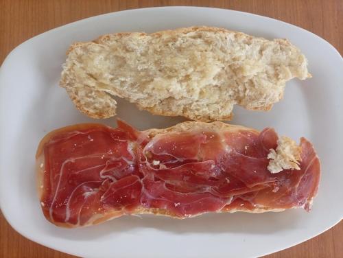 un pezzo di pane e un pezzo di pancetta su un piatto di Cartagena Hostel a Cartagena de Indias