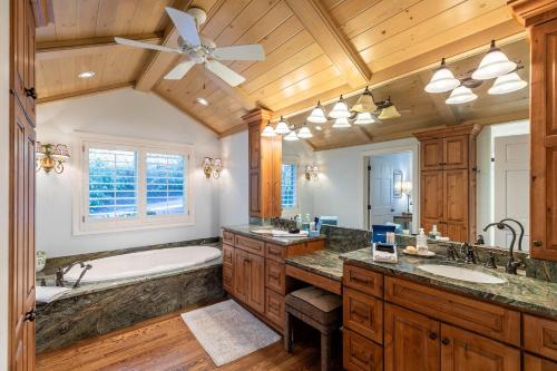 ein Badezimmer mit zwei Waschbecken und einer Badewanne und einer Decke in der Unterkunft Hinesight at Hound Ears in Valle Crucis