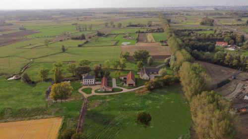 达默De Snippe的绿色田野上房屋的空中景观