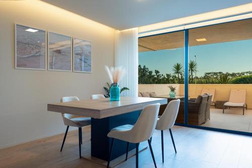 a dining room with a table and chairs at Apartment in Apúlia - Magno House in Apúlia