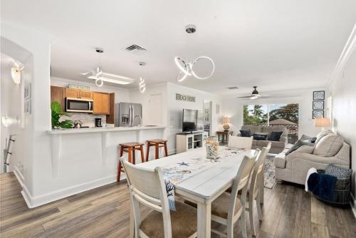 a kitchen and living room with a table and chairs at Island Paradise Resort Villa in Honokai Hale