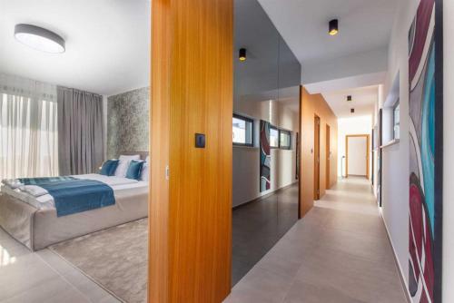 1 dormitorio con 1 cama y pasillo en Imperium Nova, en Nairobi