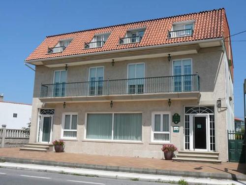 une maison sur le côté d'une rue dans l'établissement Casa De Grande, à Cambados