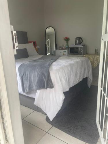 33 Boeren في فرايهيد: غرفة نوم بسرير كبير مع ملاءات بيضاء