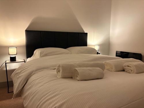 Postel nebo postele na pokoji v ubytování York City Centre 2-Bed Apartment with Balcony Views Close to Christmas Market