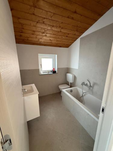 une salle de bains avec baignoire, toilettes et lavabo dans l'établissement Azzurra, à Bagnolo Piemonte