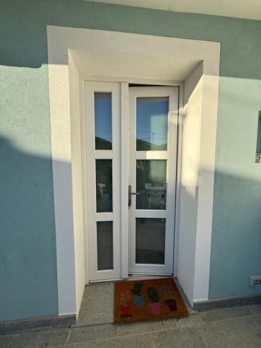 Bagnolo PiemonteにあるAzzurraの白い扉