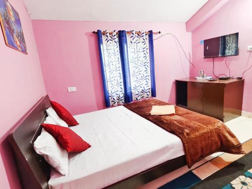 Giường trong phòng chung tại Greenland 2bed room hall villa