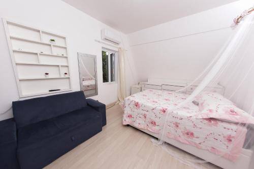 a bedroom with a bed and a window at Castelinho Solemar - Suíte Premium com Banheira Privativa e Ar in Praia Grande