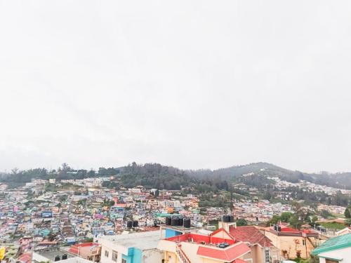 Cảnh núi rừng hoặc tầm nhìn ra núi từ chỗ nghỉ nhà dân