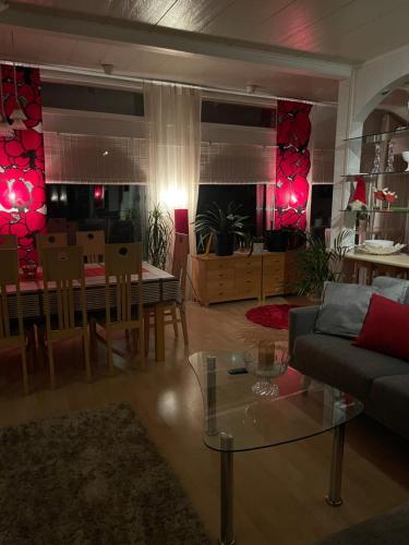 ein Wohnzimmer mit Sofa und Tisch in der Unterkunft Villa Väinölä, tilaa rauhoittua in Alavus