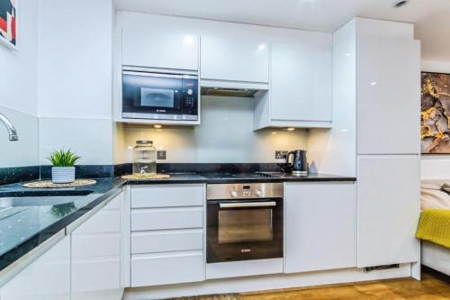 Kuchyň nebo kuchyňský kout v ubytování New 1 Bed Apartment 12 mins to Central London and Gatwick Airport