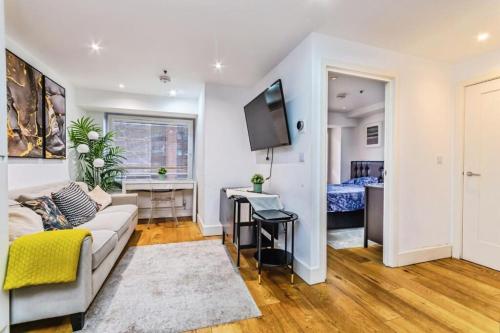 TV a/nebo společenská místnost v ubytování New 1 Bed Apartment 12 mins to Central London and Gatwick Airport