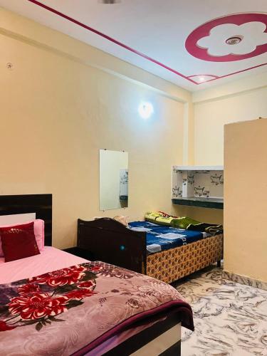 Η κουζίνα ή μικρή κουζίνα στο Lakshman Guest House Ayodhya