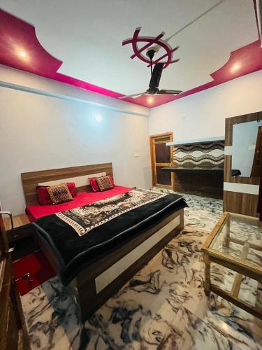 Ένα ή περισσότερα κρεβάτια σε δωμάτιο στο Lakshman Guest House Ayodhya