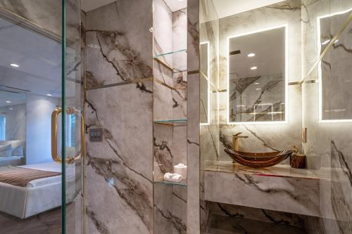 Et badeværelse på Luxury Villa Heated Indoor Pool