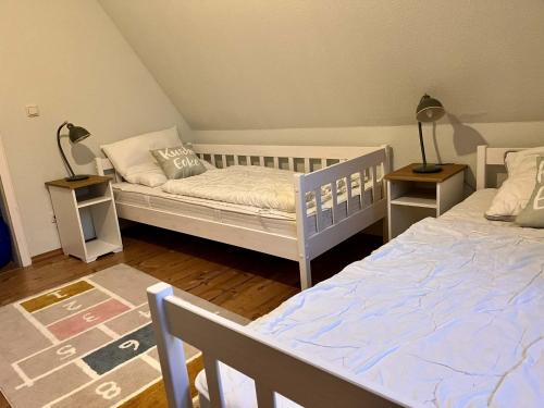 Giường trong phòng chung tại Strand 5 min - Ferienhaus Feldlerche auf Usedom