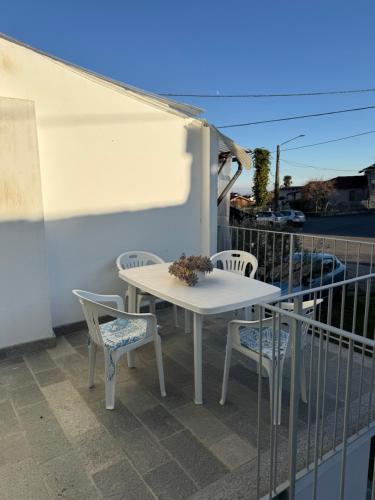 Bagnolo PiemonteにあるAzzurraの白いテーブルと椅子付きのバルコニー