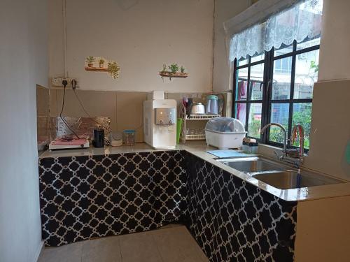 Η κουζίνα ή μικρή κουζίνα στο Asyun Homestay 1 Double Storey House Sg Buloh Town