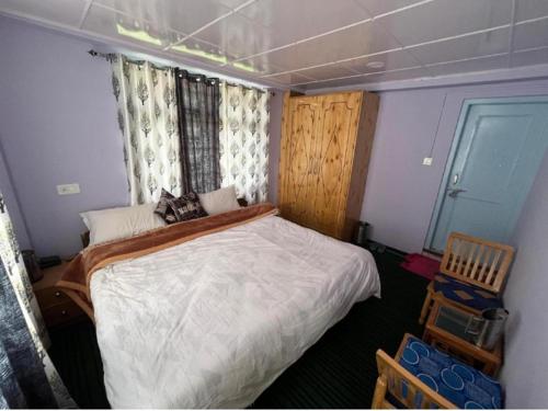 Ένα ή περισσότερα κρεβάτια σε δωμάτιο στο Hotel Norbu Ghephel