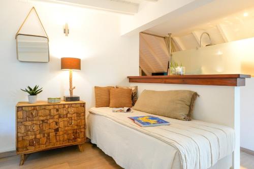 Giường trong phòng chung tại Lodge Kaz à sucre, ideal for a romantic getaway