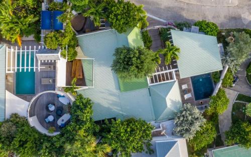 Grande SalineLodge Kaz à sucre, ideal for a romantic getaway的享有带游泳池和树木的度假屋的顶部景致