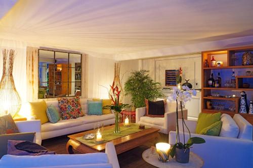 Grande SalineLodge Kaz à sucre, ideal for a romantic getaway的客厅里有一张白色的沙发和一张桌子