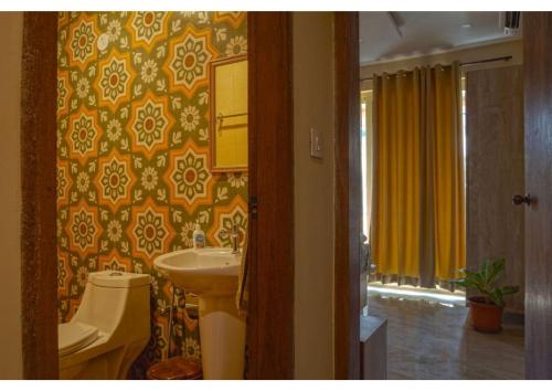 Et badeværelse på 1BHK Apartment - 360 Bliss