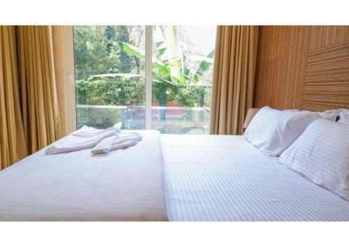 En eller flere senge i et værelse på 1BHK Apartment - 360 Bliss