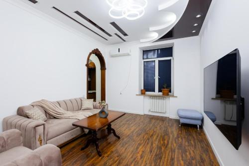 Euro Renovated & Comfy 2 bedrooms apartment TM200