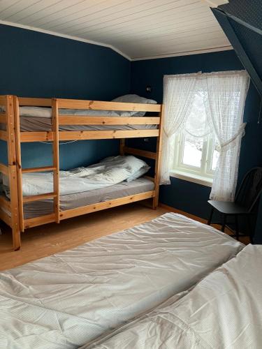En eller flere senge i et værelse på Holiday home in Espevær