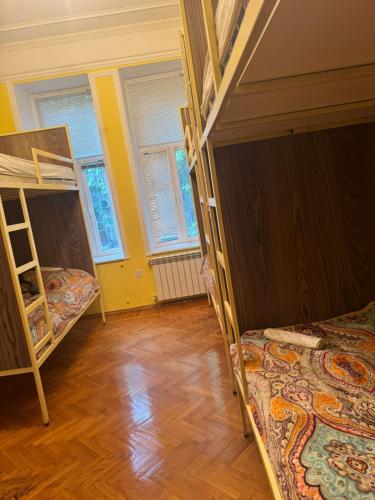 Una cama o camas en una habitación de Hostello