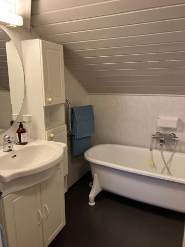 Et badeværelse på Holiday home in Espevær